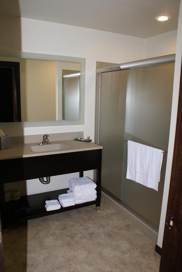 Boarders Inn & Suites By Cobblestone Hotels - Syracuse Buitenkant foto