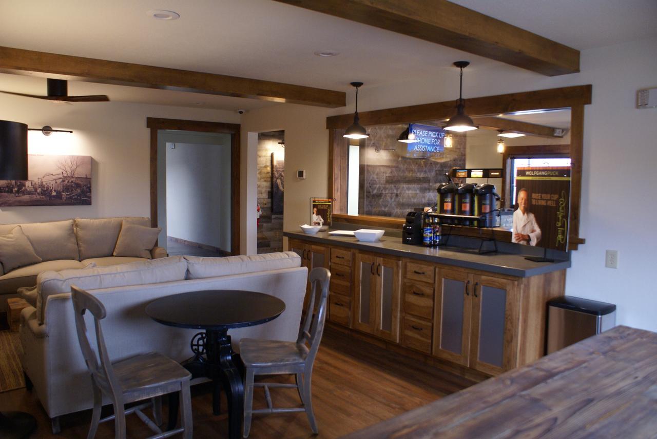 Boarders Inn & Suites By Cobblestone Hotels - Syracuse Buitenkant foto