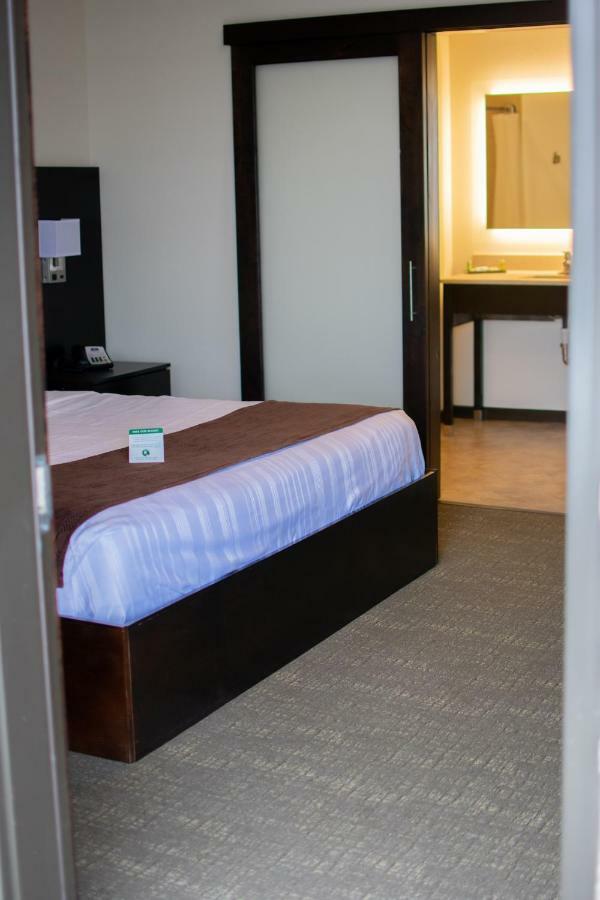 Boarders Inn & Suites By Cobblestone Hotels - Syracuse Buitenkant foto