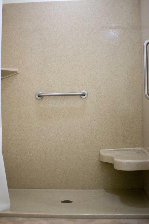 Boarders Inn & Suites By Cobblestone Hotels - Syracuse Buitenkant foto