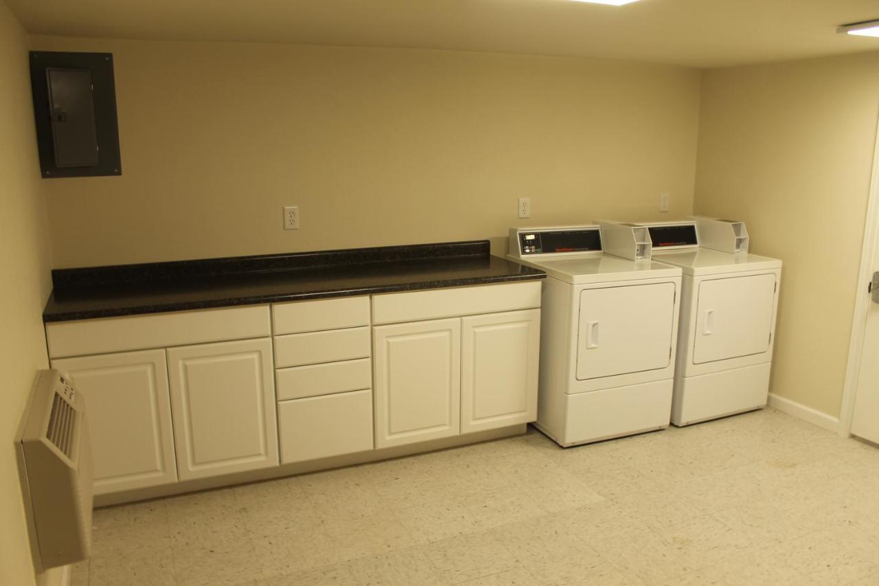 Boarders Inn & Suites By Cobblestone Hotels - Syracuse Buitenkant foto
